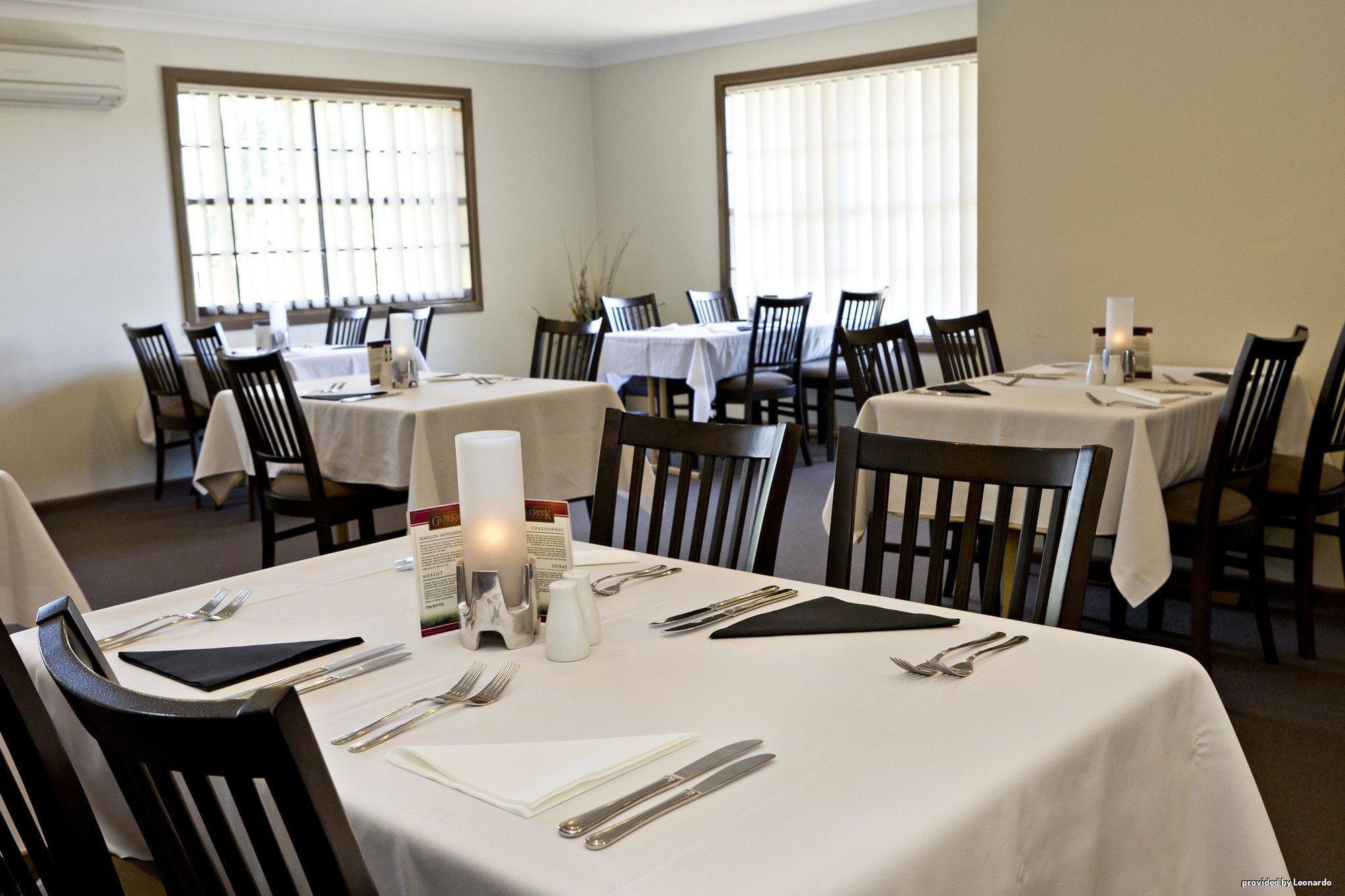 Hilltops Retreat Motor Inn Young Restaurace fotografie